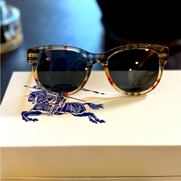 💎NWOT - Burberry Sunglasses with full inclusion - Picture 8 of 8